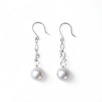 オーロラ花珠真珠 鑑別書付 アラベスクデザイン フックパールピアス ホワイト系 8.5-9.0mm AAA  K18WG ホワイトゴールド 0.02ct×2 [n4][高品質 プレミアム]（真珠 ピアス）（フォーマル パーティ）