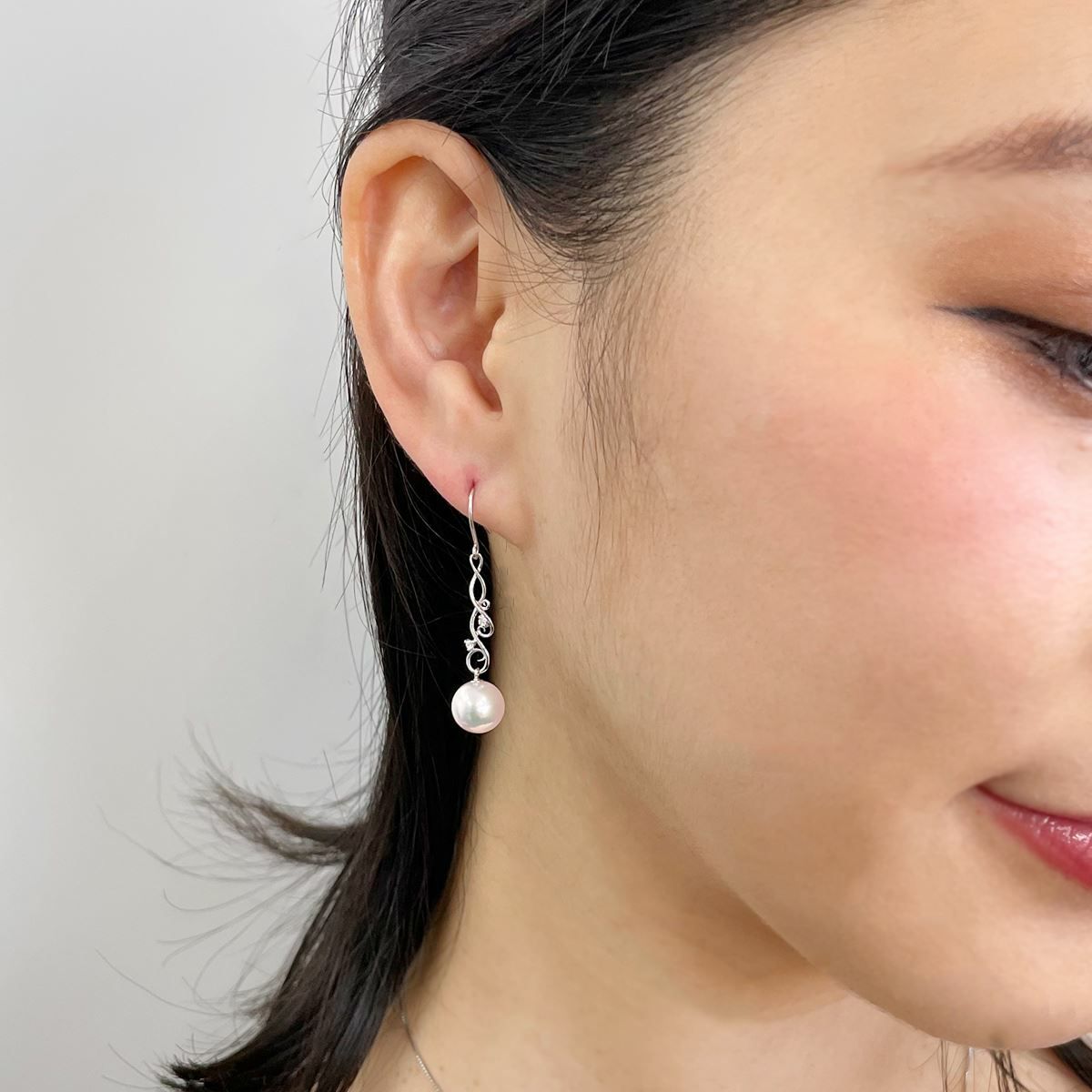 オーロラ花珠真珠 ピアス8.5-9.0mm K18WG -Premium- | 花珠真珠ピアス 