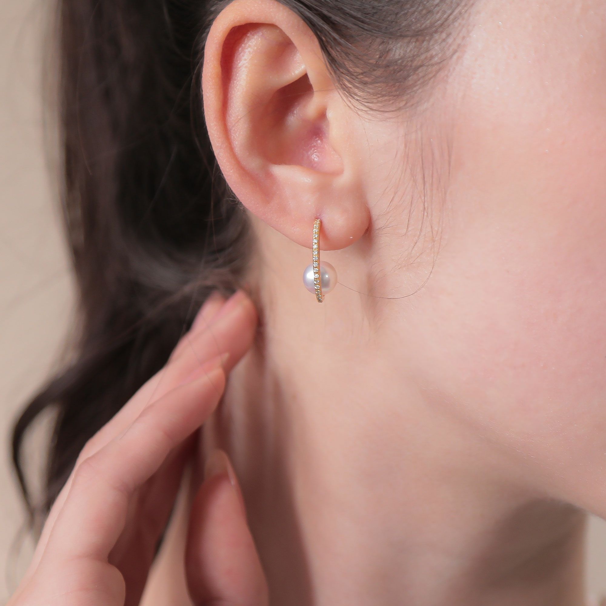 オーロラ花珠真珠 鑑別書付 ダイヤが並んだ スタッドパールピアス ホワイト系 7.5-8.0mm AAA K18WG/K18 ゴールド 0.08ct×2 [n4][高品質 プレミアム]（真珠 ピアス）（フォーマル パーティ）