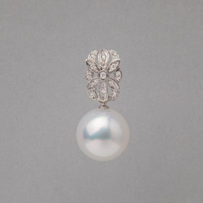 白蝶真珠３珠とダイヤモンドのネックレストップ
