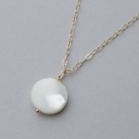 品質が ホワイトシェル マザーオブパール K10YG ペンダント12mm ネックレス・ペンダント