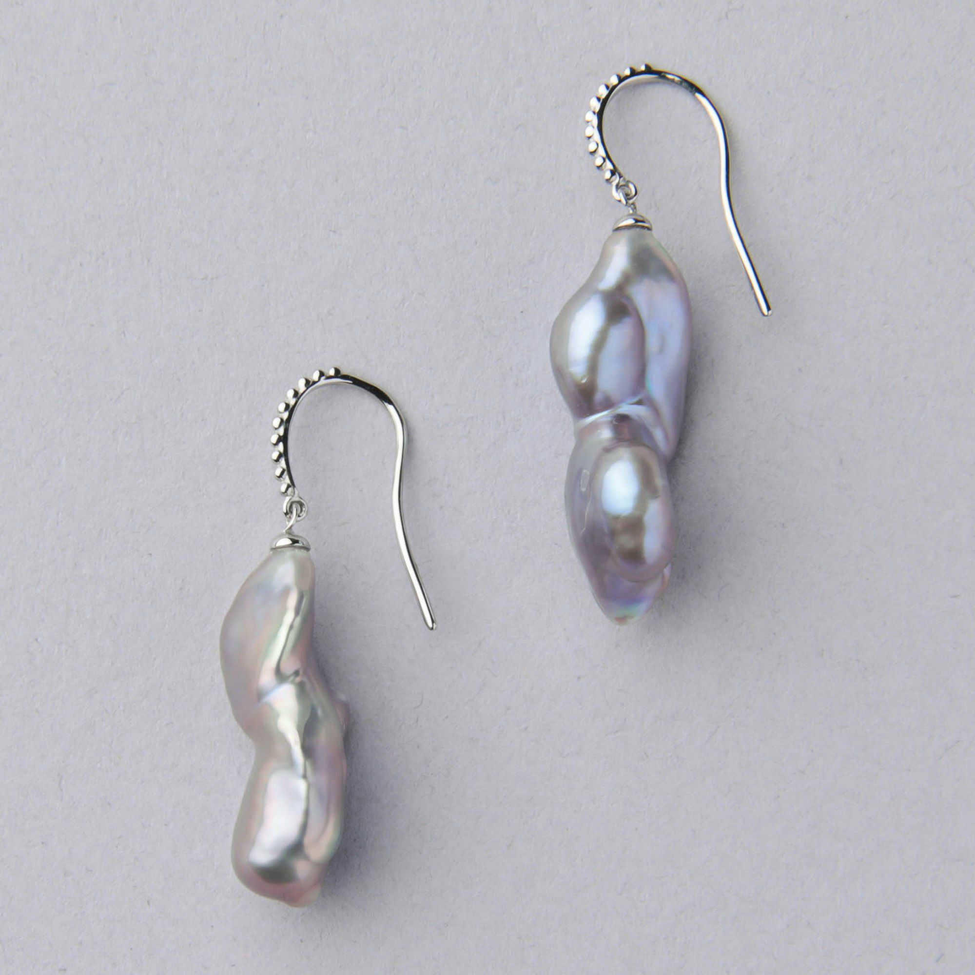 Unique fun! 淡水ケシ真珠 フックピアス　10-13mm PT900 バロック