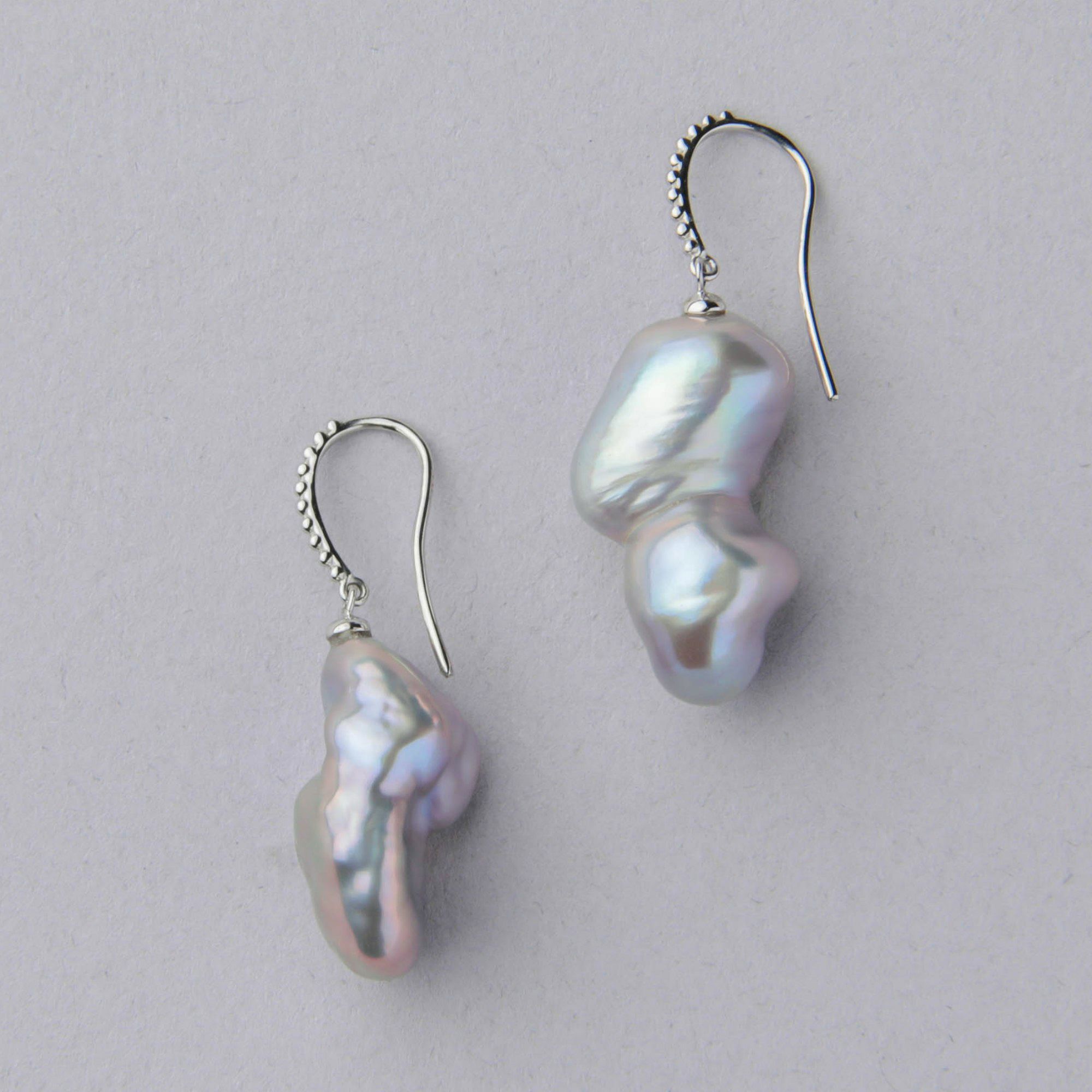 Unique fun! 淡水ケシ真珠 フックピアス　10-13mm PT900 バロック