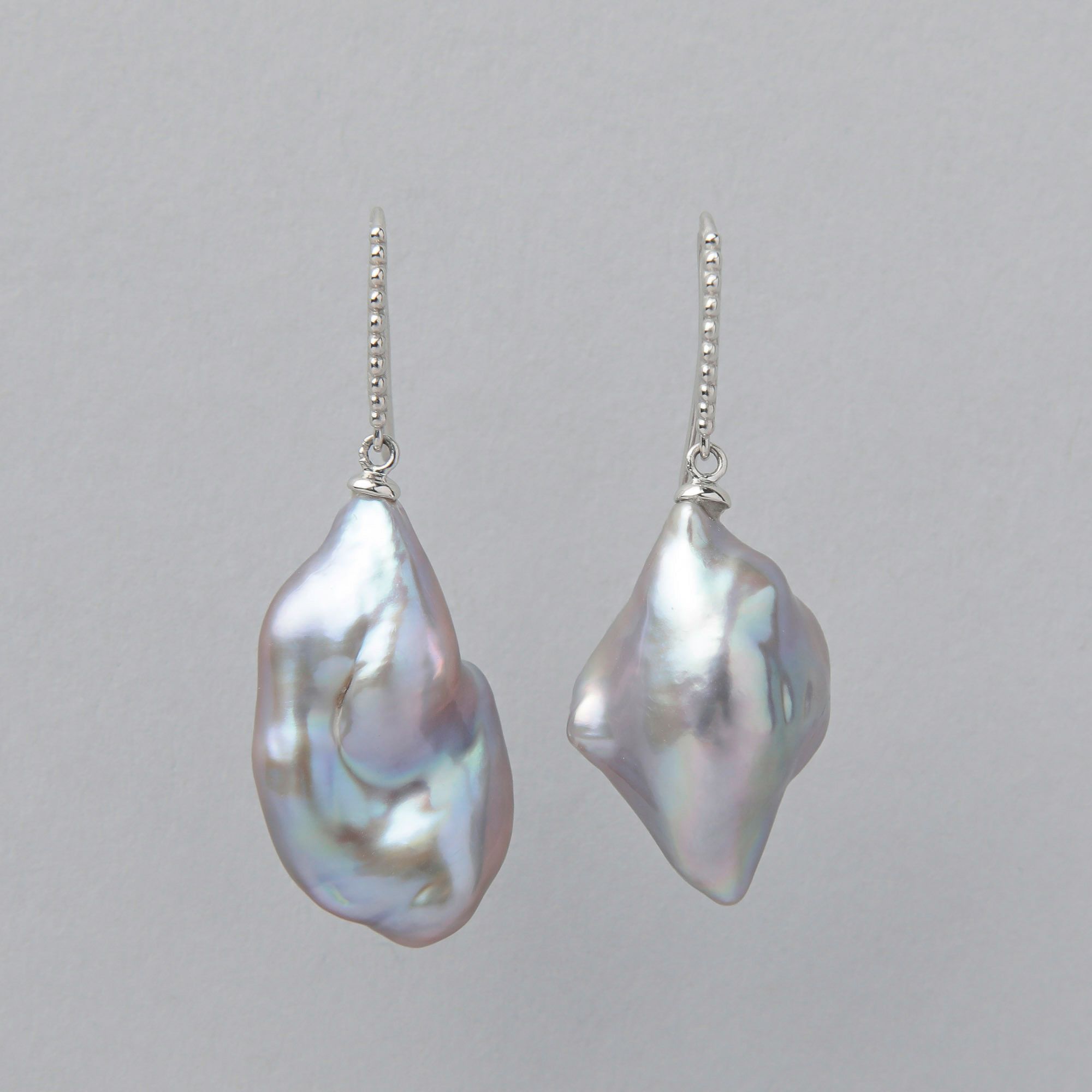 Unique fun! 淡水ケシ真珠 フックピアス　10-13mm PT900 バロック