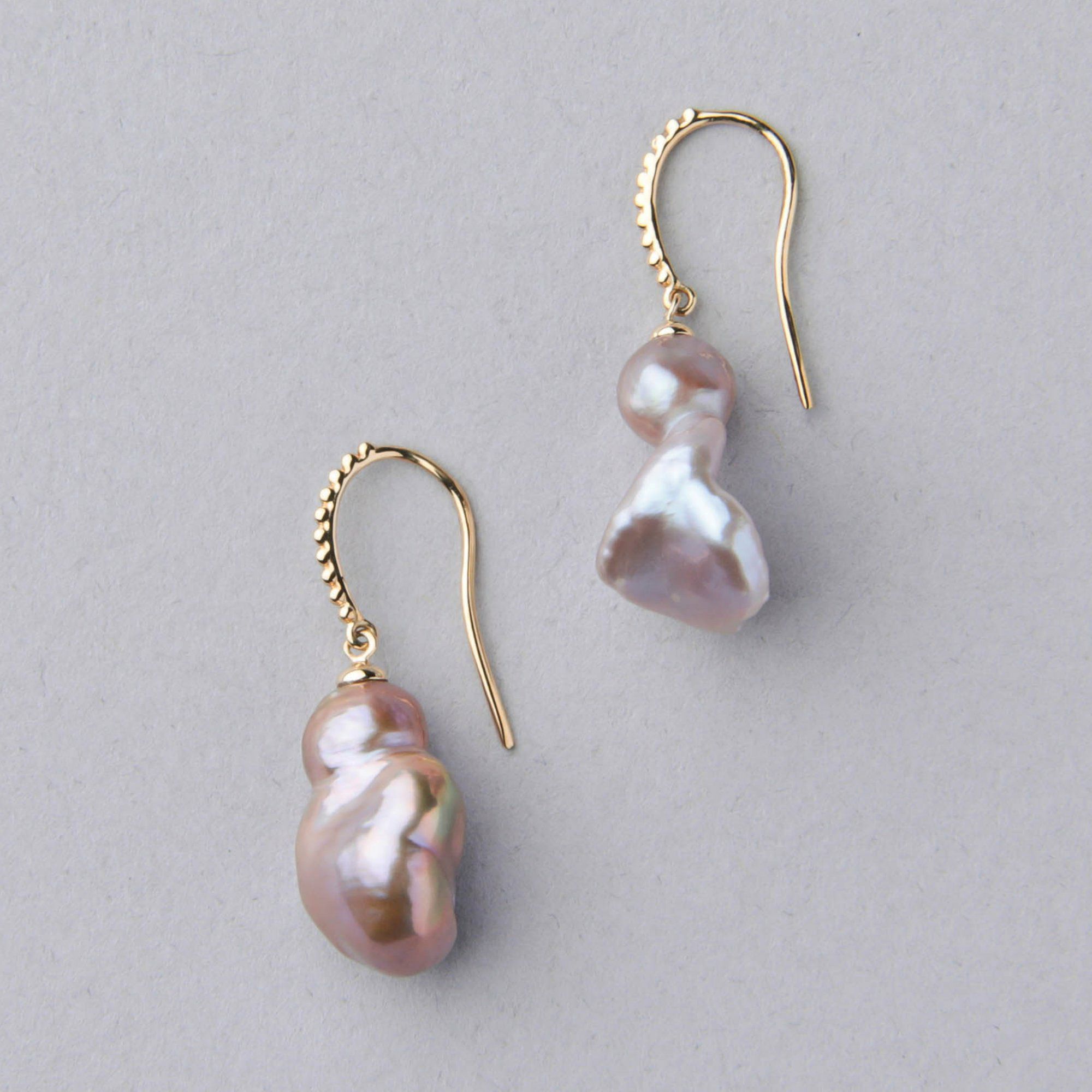 Unique fun! 淡水ケシ真珠 フックピアス　10-13mm K18YG バロック